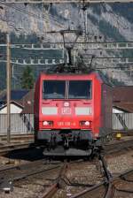 DB 185 110 in Erstfeld, 1.10.2011; der hintere Stromabnehmer gehrt zur BLS 485 007.