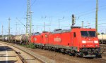 185 232-6 und 185 222-7 beide von Railion stehen in Aachen-West mit einem langen lzug und warten auf die Abfahrt in Richtung Kn bei Schnem Sonnenschein am 30.9.2012.