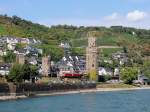 185 340-7 und 185 359-7 ziehen einen Schttgutwagenzug bei Oberwesel (KM131-0)Richtung Bingen/Rhein; 120829