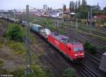 Railion DB Logistics 185 282-1 vor Schaustellerzug CFN 62711 von Stuttgart nach Bremen bei Einfahrt in den Gterbahnhof Halle, fotografiert in Halle Saale am 12.10.2011