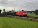 Die 185 260 mit einem Stahlzug am 13.10.2012 unterwegs bei Hilperting.