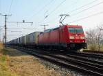 185 368-8 zieht auf der Ostbahn, von Ungarn kommend, einen Containerzug Richtung Wien; 121114
