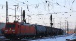 185 401-7 DB fhrt mit einem lzug aus Antwepen-Petrol(B) nach Basel(CH) bei der  Abfahrt aus Aachen-West und fhrt in  Richtung Kln bei Schnem Wintwetter mit Schnee  am 8.12.2012.