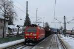 185 114-6 mit einem Gterzug bei der Durchfahrt in Prien am Chiemsee.