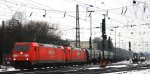 185 310-0 und 185 291-2 beide von Railion fahren mit einem langen lzug aus  Antwerpen-Petrol(B) nach Basel(CH) bei der Ausfahrt in Aachen-West und fahren in Richtung Kln im Schnee am 9.12.2012.