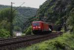 185 356-3 kommt am 8.5.2012 durch den Loreley-Tunnel zwischen St. Goarshausen und Kaub am Rhein.