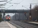 Am 3.1.13 fhrt 185 142, Werbend fr ihre Schweiz-Tauglichkeit gerade in den Bahnhof Wiesental ein.