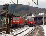 Die 185 190-6 der DB Schenker Rail zieht am 19.01.2013 einen gemischten Gterzug durch den Bahnhof Betzdorf Sieg in Richtung Kln.
Rechts auf Gleis 105 hlt gerade der  RE 9 - Rhein-Sieg-Express (Aachen - Kln - Siegen) bestehend aus zwei gekuppelten vierteiligen Bombardier Talent 2 (BR 442.2).