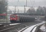 185 383-9 zieht am 30. Januar 2013 einen Ganzzug neuer Kesselwagen durch Kronach.