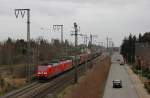 185 148-4 fuhr am 31.01.2013 als Doppeltraktion mit einer weiteren 185 und einem Autoteilezug von Osnabrck nach Emden, hier in Leer.