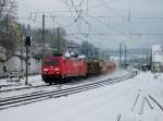 185 295 durchfhrt am 09.Februar 2013 mit einem gemischten Gterzug den Kronacher Bahnhof Richtung Lichtenfels.
