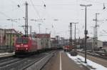 185 061-9 zieht am 20. Februar 2013 den Paneuropa/Terratrans-KLV durch Ansbach.