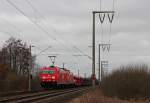 185 229-2 fuhr am 02.03.2013 mit einer 152 im Schlepp und einem leeren Autozug von Emden nach Osnabrck, hier bei Veenhusen.
