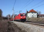 Die 185 352 mit einem Containerzug am 17.03.2013 unterwegs bei Taufkirchen a.