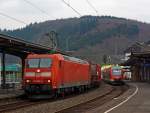 Die 185 002-3  (eine Bombardier TRAXX F140 AC 1) der DB Schenker Rail zieht am 28.03.2013 einen gemischten Güterzug durch den Bahnhof Betzdorf Sieg in Richtung Köln.

Rechts auf Gleis 105 hält gerade 648 205 / 705 (ein Alstom Coradia LINT 41) der DreiLänderBahn als RB 95 (Betzdorf-Siegen).