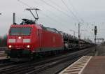 185 141-9 am 16.03.2013 auf dem Weg mit Fords von der Autoverladestelle Lahr (Schwarzwald) in Richtung Italien. Den Autozug ber nahm 185 141 in Offenburg. Die beladenen Autos werden nmlich von Lahr nach Offenburg mit einer Lok der Baureihe 294 berfhrt. Hier ist die 185 bei der Durchfahrt in Orschweier.