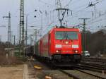 185 303-5 zieht die kalte 185 275-5 und einen Coilzug am 03.04.2013 durch Gremberg.