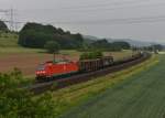 185 018 mit einem Gterzug am 02.06.2012 bei Harrbach.