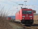 185 348-0 zieht am 07. April 2013 einen Containerzug durch Bamberg in Richtung Nrnberg.
