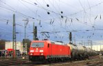 185 347-2 DB fhrt mit einem Kesselzug aus Antwerpen-BASF(B) nach Ludwigshafen-BASF(D)
bei der Abfahrt aus Aachen-West und fhrt in Richtung Aachen-Hbf,Kln bei Regenwolken am 11.4.2013.