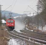 Mit Gterzug in Schneewehe kommt 185 281-3 in Fahrtrichtung Norden daher.