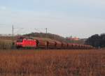 185 149-2 ist am 15. April 2013 mit einem Getreidezug bei Kronach in Richtung Saalfeld unterwegs.