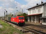 Die 185 234 mit einem KLV-Zug am 17.04.2012 bei der Durchfahrt in Pleinting.