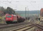 185 316-7 zieht am 23. April 2013 einen Getreidezug durch Kronach in Richtung Lichtenfels.