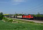 185 233 mit einem Gterzug am 09.05.2013 bei Taufkirchen an der Pram.