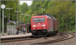 Eelegant legt sich die 185 353-2 mit ihrer Gterfracht am Haken in den Gleisbogen  am Bahnhof von Eschweiler(Rhl).