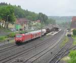 185 169-0 zieht am 22. Mai 2013 zwei n-Wagen (Bnrz 451.1 & Bnrdzf 483.0) sowie einige Gterwagen durch Kronach.