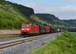 185 005 mit einem Gterzug am 02.06.2012 bei Karlstadt.