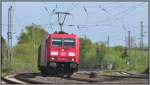 Die 185 363-9 mit Gterfracht aus Gremberg am Haken fhrt durch den langgezogenen  Gleisbogen am Bahnhof Eschweiler(Rhl).Szenerie vom Mai 2013.