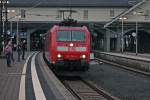 Am 31.05.2013 fuhr 185 134-4 mit einem Containerzug auf Gleis 11 durch den Hauptbahnhof von Darmstadt gen Sden.