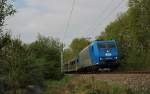 185 522-0 fuhr am 11.05.2013 mit einem Autozug von Emden gen Osten, hier in Leer.