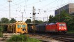 185 355-5 DB kommt aus Richtung Kln,Aachen-Hbf mit einem Kurzen Coilzug aus Linz-Voestalpine(A) nach Kortrijk(B) und fhrt in Aachen-West ein  und auf dem Nebengleis steht eine Stopfmaschine und ein