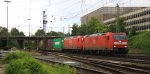 185 047-8 DB und 145 067-5 von Railion kommen aus Richtung Kln,Aachen-Hbf mit einem langen Containerzug aus Verona(I) nach Antwerpen-Combinant(B) und fahren in Aachen-West ein bei Gewittergefahr am