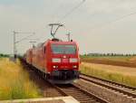 Richtung Neuss fahrend sind die 185 180-7 und 185 053-6 mit einem Leerzug bestehend aus Coiltragwagen zu sehen. 13.7.2013