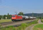 185 360 ist mit einem Kesselwagenzug auf der KBS 750 in Richtung Ulm unterwegs.Bild Aufgenommen bei Uhingen an der Fils am 3.8.2013.