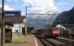 Im schweizer Bahnhof Erstfeld spannt als zweite Lok die DB 185113 vor einen   Gterzug, vor dem bereits 185144 steht.