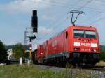 185 257 fhrt am 7.8.13 mit einem gemischten Gterzug durch das Maintal von Gemnden(Main) Richtung Wrzburg.