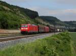 Die 185 005 mit einem Gterzug am 02.06.2012 unterwegs bei Karlstadt.