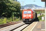 185 225-0 DB kommt durch Bad-Honnef am Rhein mit einem gemischten Gterzug aus Richtung Kln und fhrt in Richtung Koblenz auf der rechten Rheinstrecke(KBS 465) am einem schnem Sommertag am 6.9.2013.