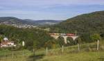 Eine 185 mit einem Containerzug auf dem Jossaer Viadukt, Fahrtrichtung Süden (03.10.2013)