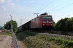 Vorbeifahrt am 08.07.2013 von DB Schenker 185 095-7 und einem gemischten Gterzug in Sexau gen Emmendingen.