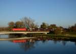 185 340 mit einem Autozug am 31.10.2013 auf der Isarbrcke bei Plattling.