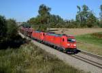 185 358 + 185 317 mit einem Gterzug am 03.10.2013 bei Langenisarhofen.