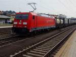 185 357-1 durchfährt mit einem fast aus WALTER-Auflieger beladenen Güterzug Passau-Hbf in Richtung Plattling; 130629
