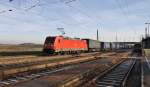 185 344-9 der DB durchfährt am 4.12.2013 mit Sattelauflegern von LKW Walter und Containern den Bahnhof Kirchstetten Richtung St.