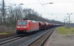 185 049 fuhr mit einem Ganzzug Schwenkdachwagen am Haken am 18.12.13 durch Schkopau Richtung Halle(S).